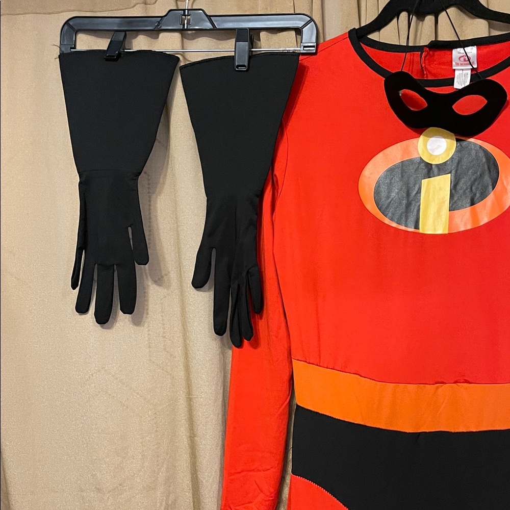Mrs. Incredible L Red/Black Superhero Costume w/Iconic Emblem by Disney Plexar - Picture 11 of 16